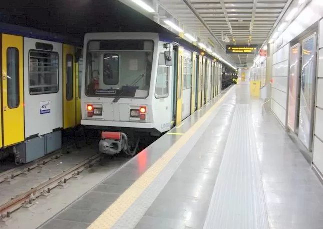 napoli-metropolitana-treno-fumo-scintille