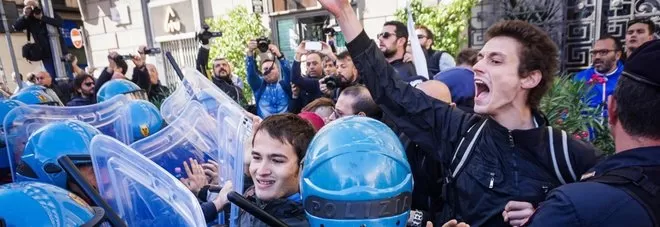 Tensioni tra esponenti Fdi-An e centri sociali a Napoli