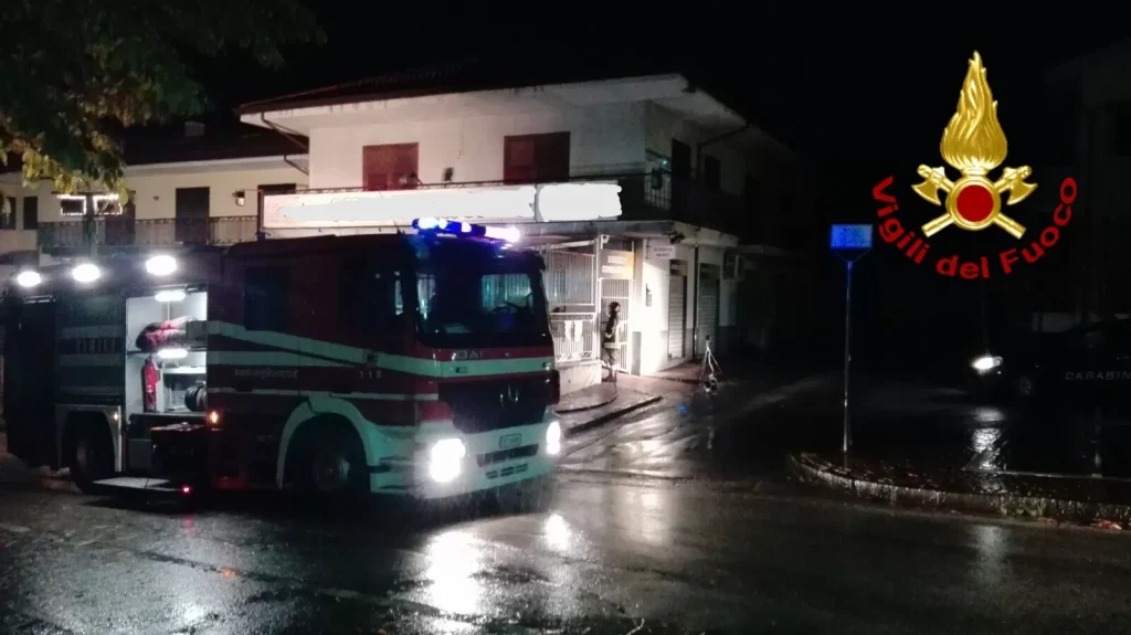 vigili del fuoco serino in fiamme negozio san michele via mezzogiorno