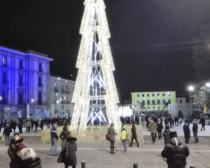 luminarie aggredito Piazza Libertà