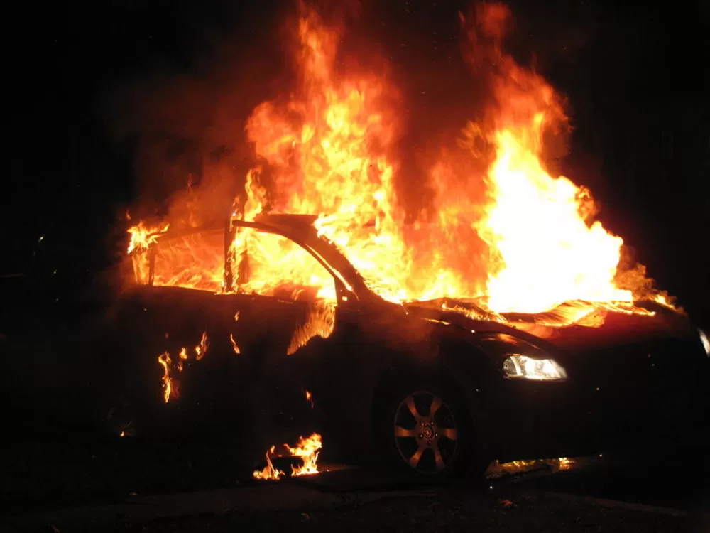 Napoli, incendio auto, carabinieri, vigili del fuoco