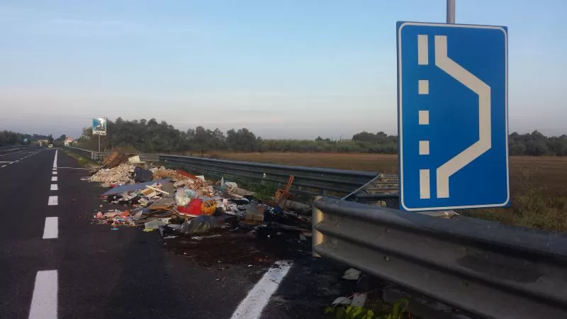 rifiuti abbandonati in strada