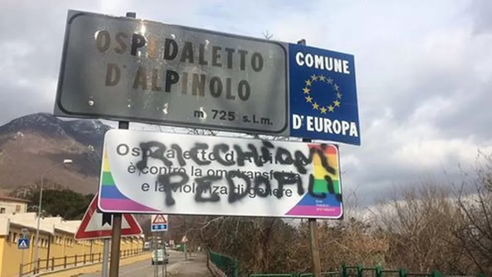 scritte omofobe