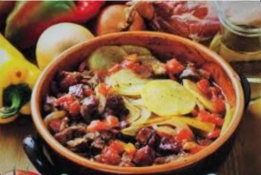 Stufato di agnello e patate in tegame di coccio