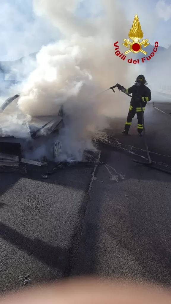 Vettura in fiamme sulla A16