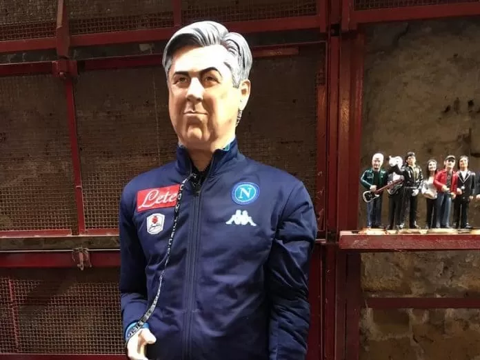 Ancellotti sostituisce Sarri, ora è ufficiale. Cambiata la statuetta anche nel presepe, il neo allenatore del Napoli sostituisce definitivamente il precedente Sarri