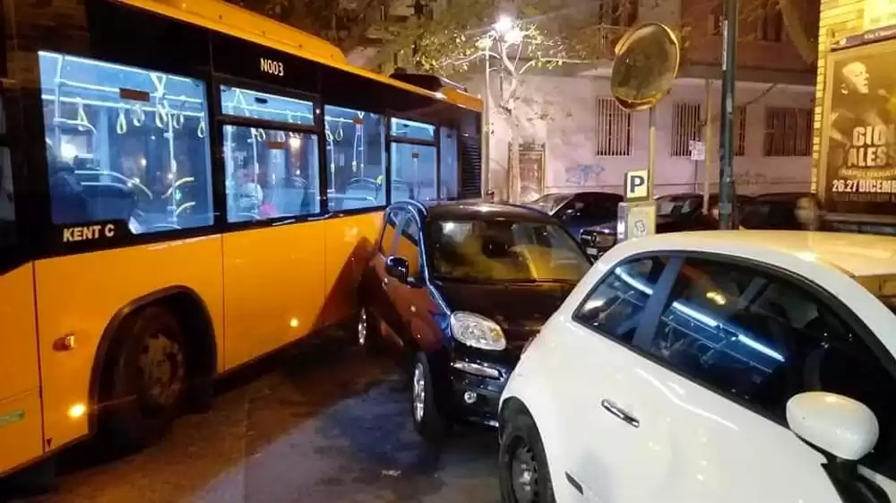 Sosta selvaggia, autobus bloccato per un'ora al Vomero
