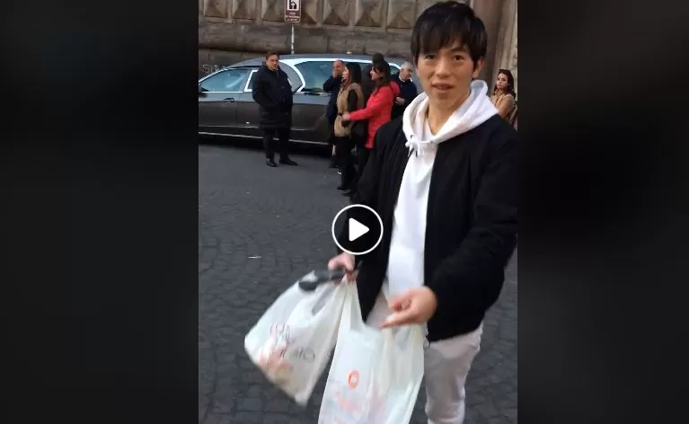 giapponese pulisce raccoglie rifiuti Napoli