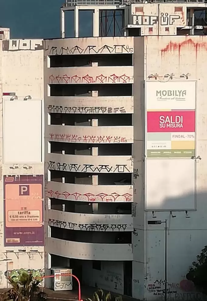 Graffiti parcheggio Anm Napoli