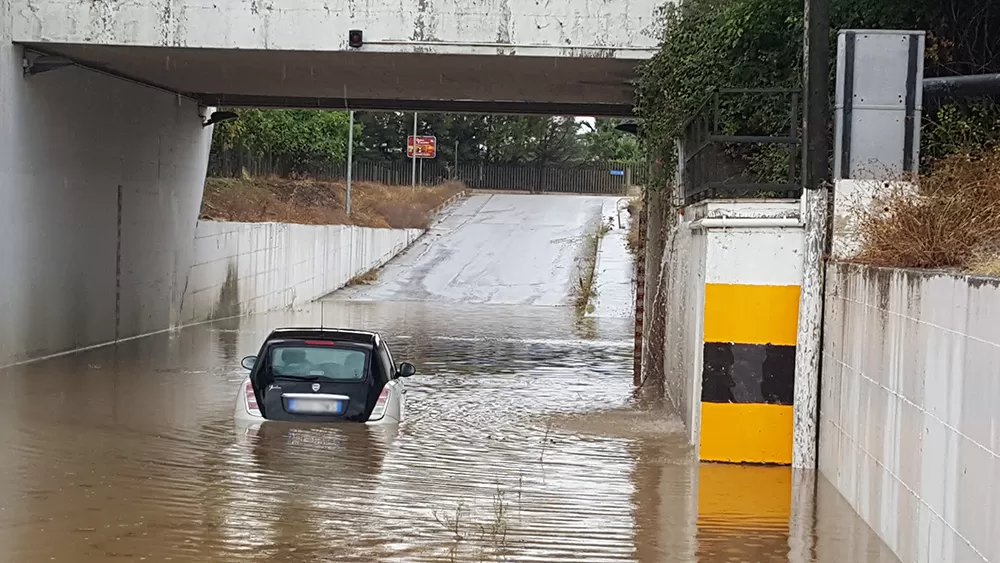 auto-sommersa-sottopassaggio