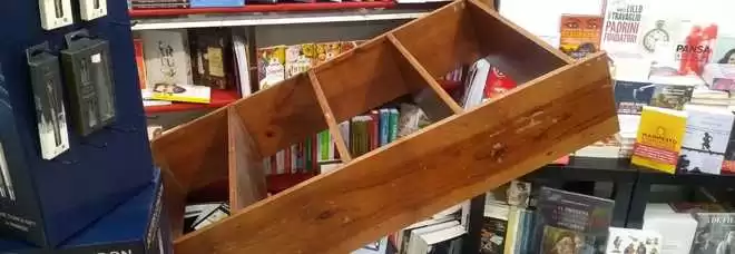 Napoli, furto in libreria: il bottino, figurine dei calciatori