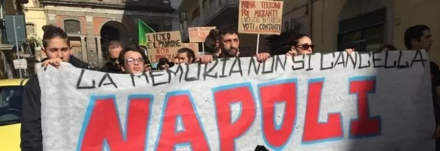 mai con salvini striscione