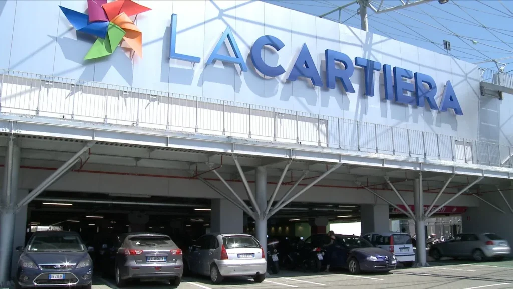 Napoli furto centro commerciale Pompei