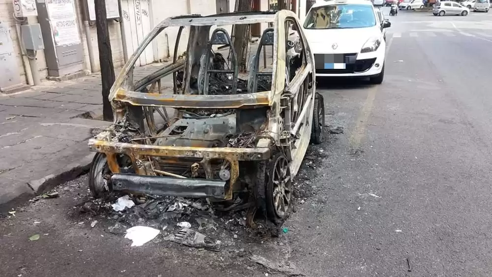 napoli-vomero-auto-fiamme