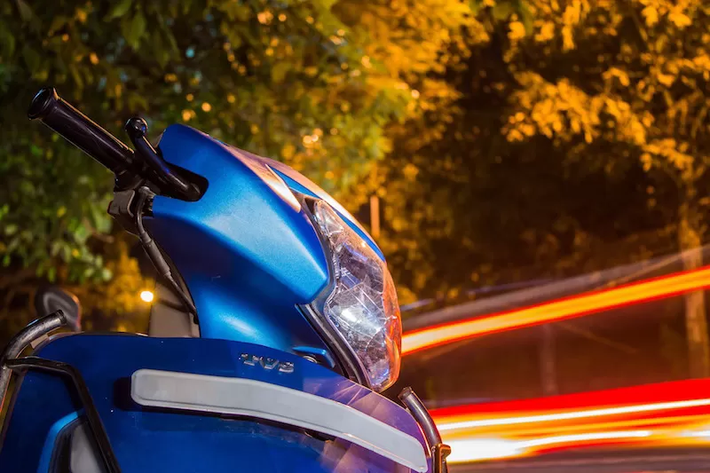 scooter-parcheggiato-notte