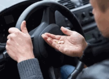 auto-droga-spaccio-stupefacenti-50enne
