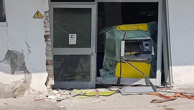 Bancomat Casaluce esplodere sportello