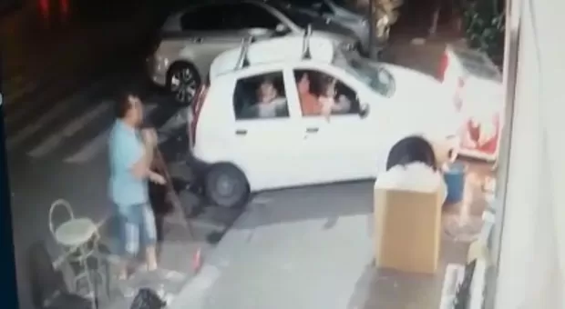Incidente-piazza-Nazionale-auto-marciapiede