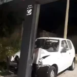 incidente-napoli-auto-sbanda-schianta-palo