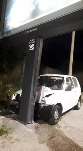 incidente-napoli-auto-sbanda-schianta-palo