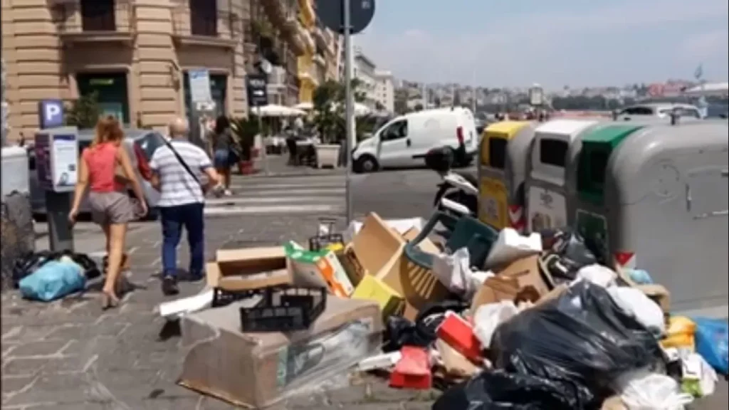 rifiuti-via-caracciolo-napoli
