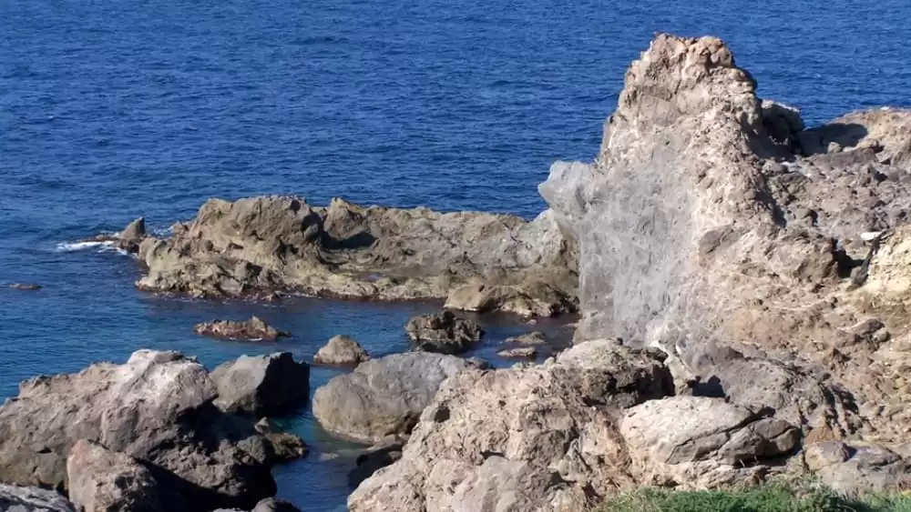 ischia-bagnante-scogli-guardia-costiera