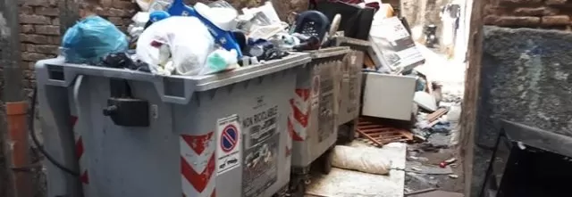 vicolo-napoli-rifiuti
