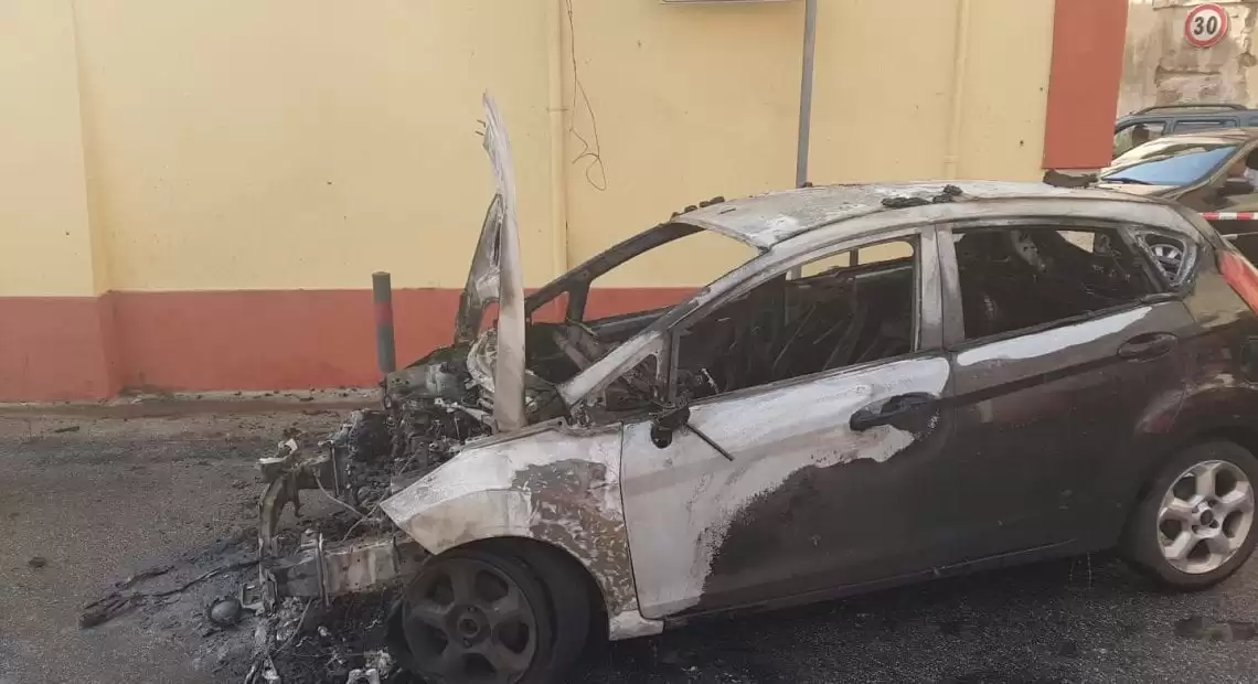 casapulla-auto-distrutta-fiamme