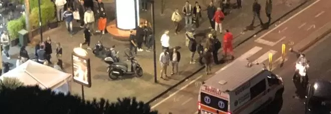 napoli-auto-folla