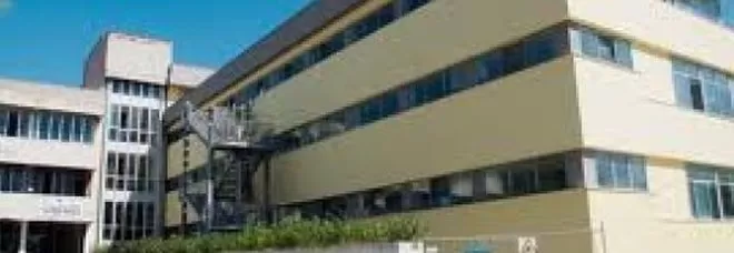 vandali-scuola-pozzuoli-creolina-intossicati-bidelli-studenti