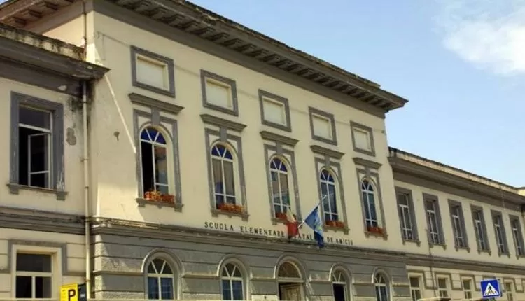 scuola-de-amicis-caserta-aule-bagni-bambine-inagibili