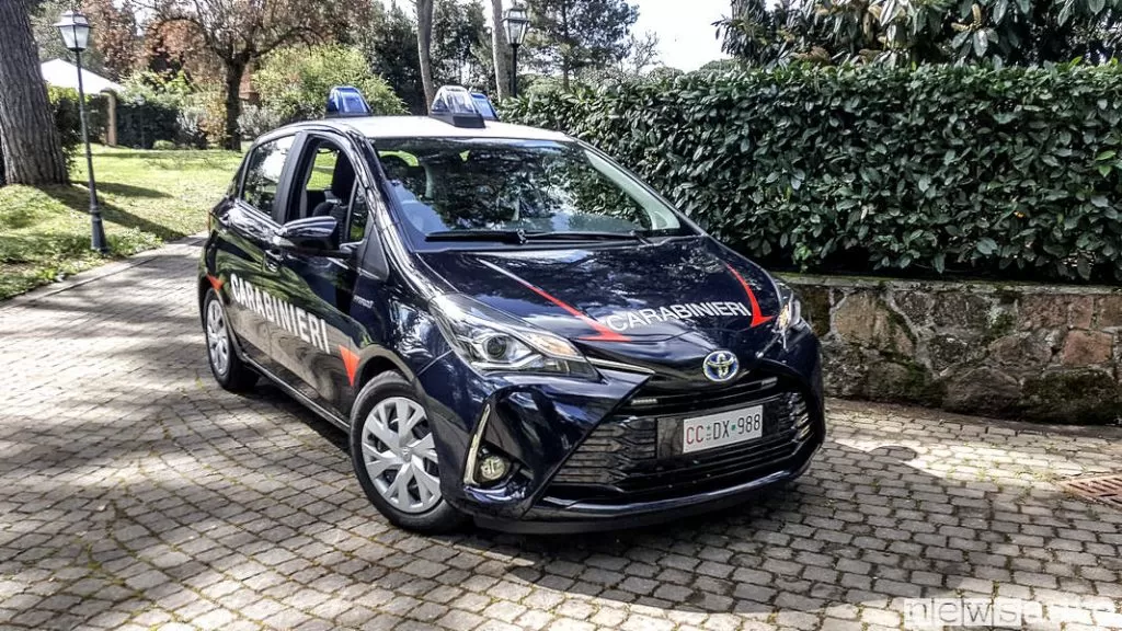  Toyota-yaris-hybrid-carabinieri-avellino