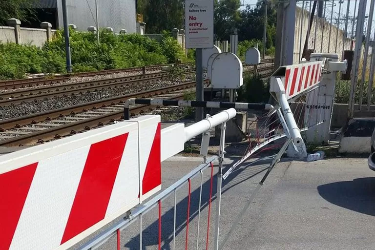caserta-auto-bloccate-passaggio-livello