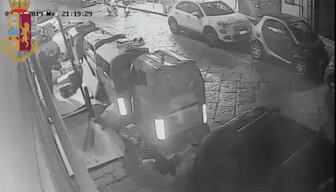 incendi-rifiuti-napoli-arrestato-piromane-cassonetti-spazzatura