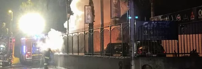 incendio-castellammare-di-stabia-rivendita-auto