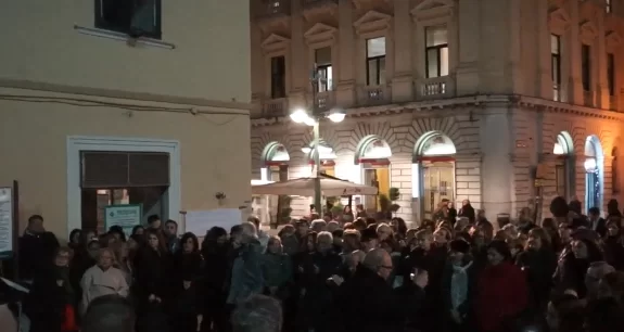 aggressione-insegnante-benevento-manifestazione