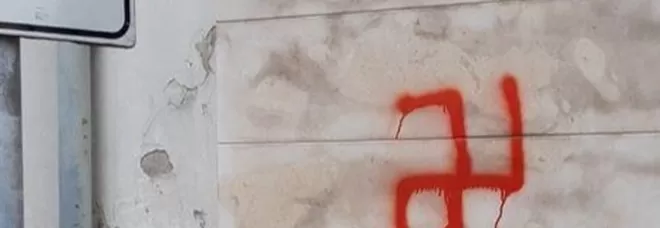 mirabella-eclano-svastiche-scritte-naziste