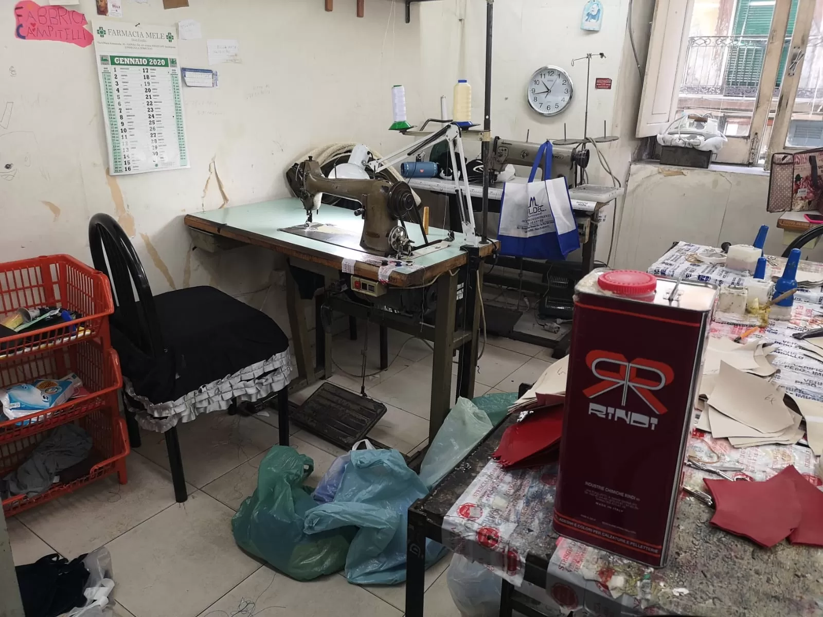 napoli-sequestrata-fabbrica-abusiva-scarpe-sanita