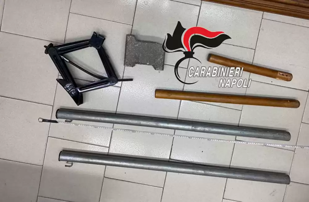rissa-giugliano-spranghe-cric-mattoni-arresti