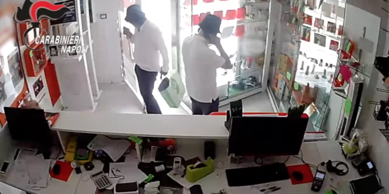 napoli-furto-negozio-telefonia-due-arresti