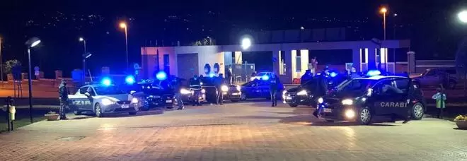Coronavirus, agenti e carabinieri cantano l'Inno di Mameli davanti ospedale