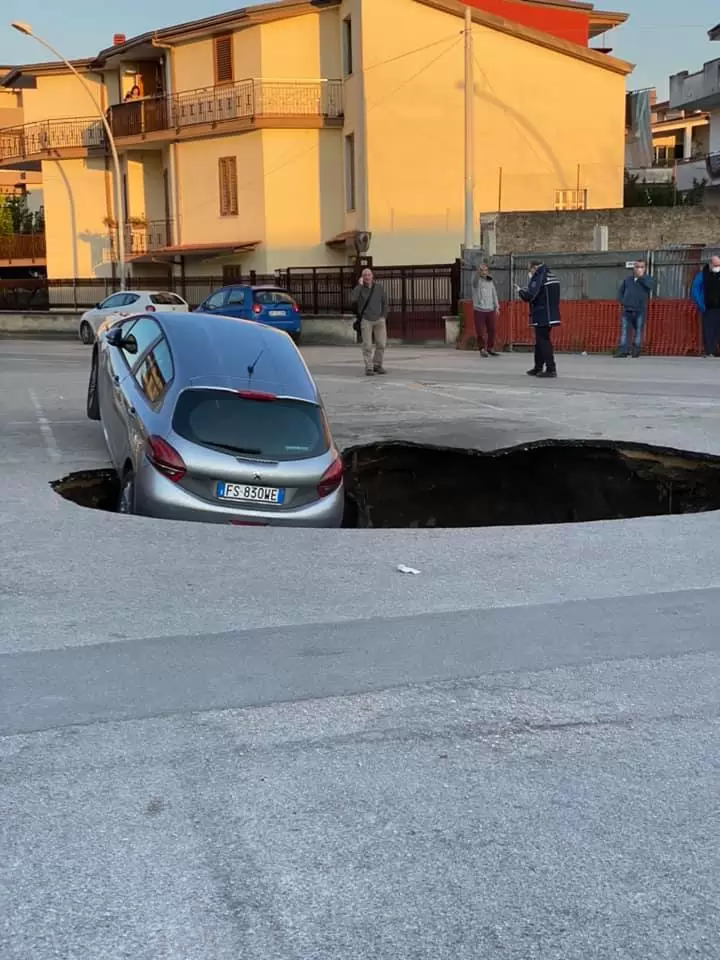 voragine parcheggio San Nicola la Strada
