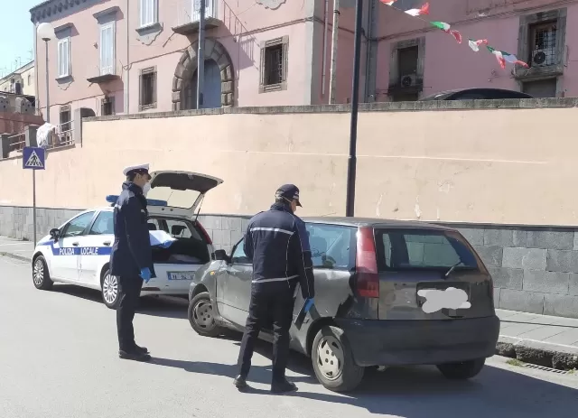 coronavirus-barbiere-aperto-napoli-denunciato