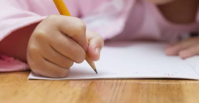 bambina scrive