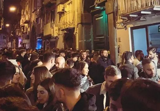 locali-pieni-napoli-coronavirus-8-marzo