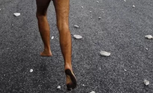 avellino-uomo-nudo-strada