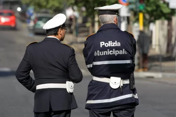 fidanzati-auto-mascherina-multati-aversa