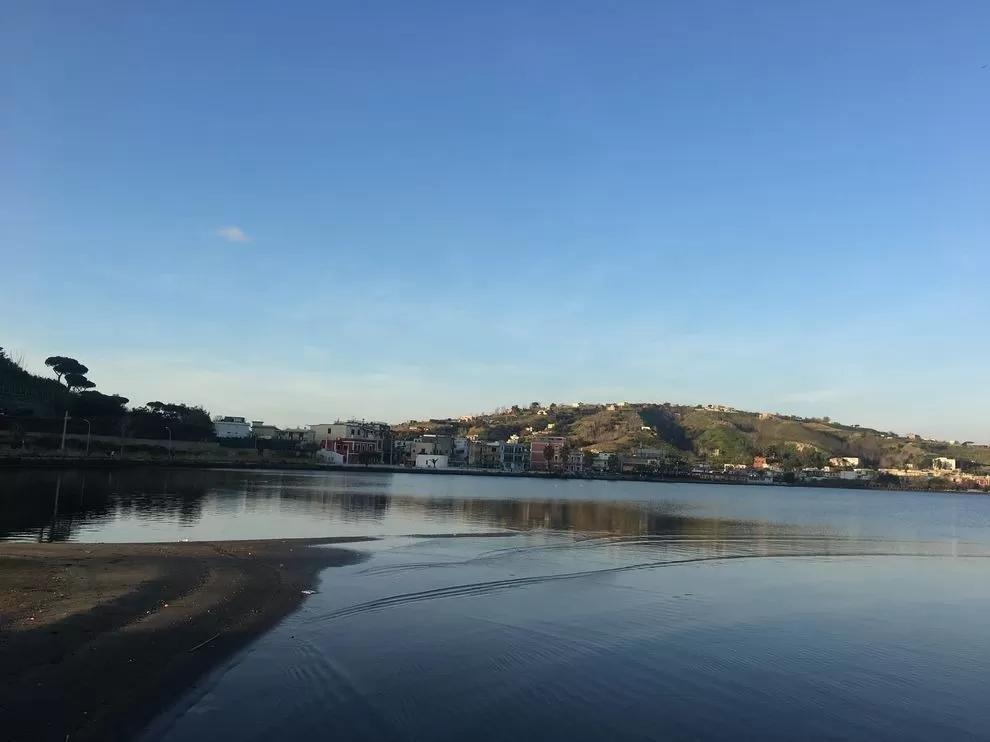 bacoli-rifiuti-lago-miseno-uomo-individuato