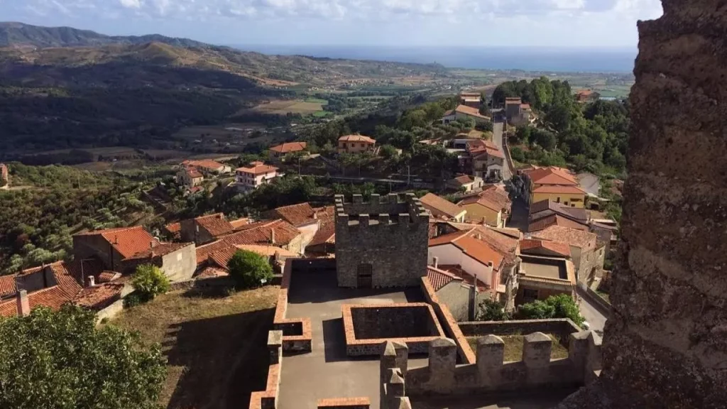 castelnuovo-cilento-vandali-fuoco-automobile