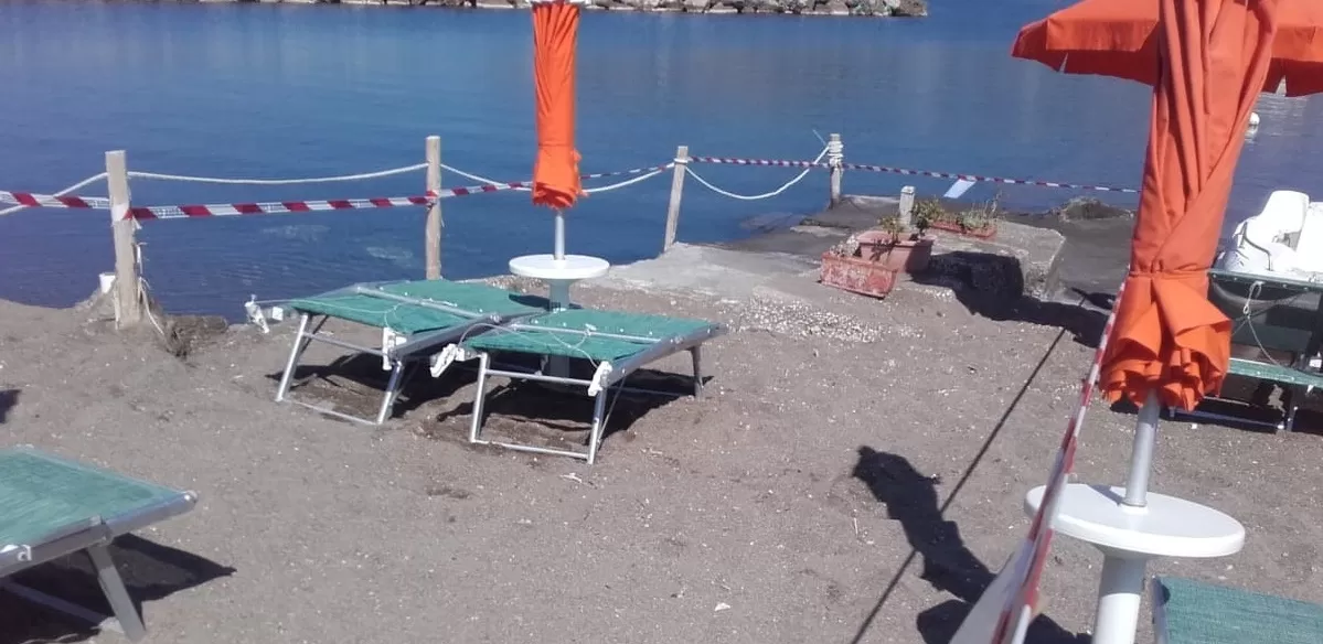 spiaggia-libera-occupata-lido-ischia-27-giugno